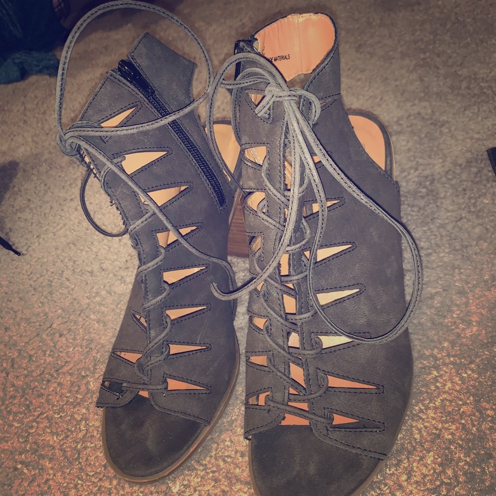 Barely Worn Buckle Heel!!